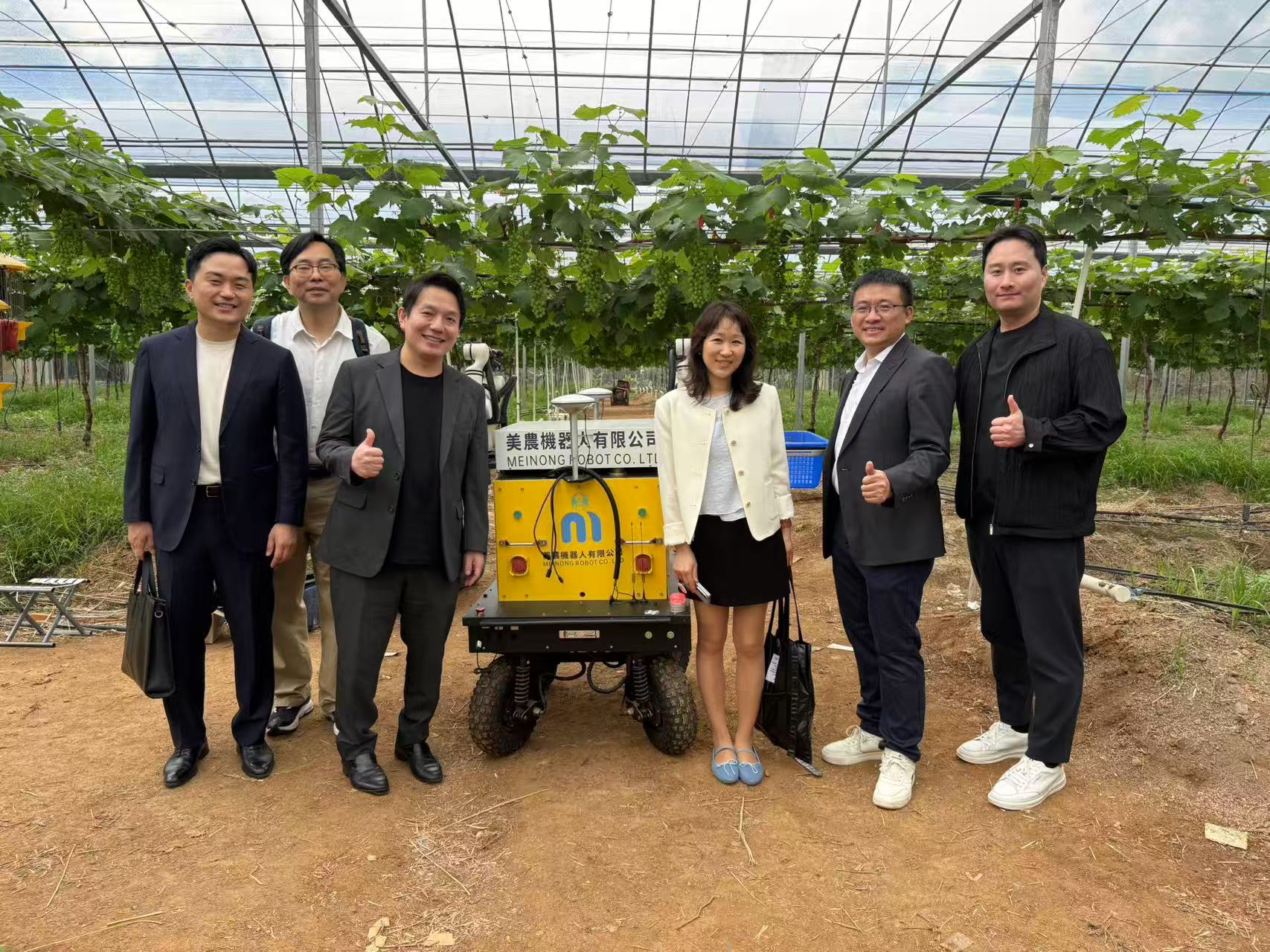 韩国Seed公司一行与美农机器人团队在大棚试验田合影
