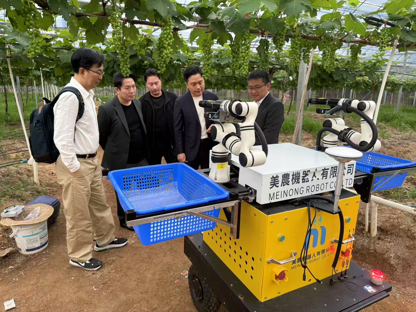 双方就大棚采摘机器人方案进行交流