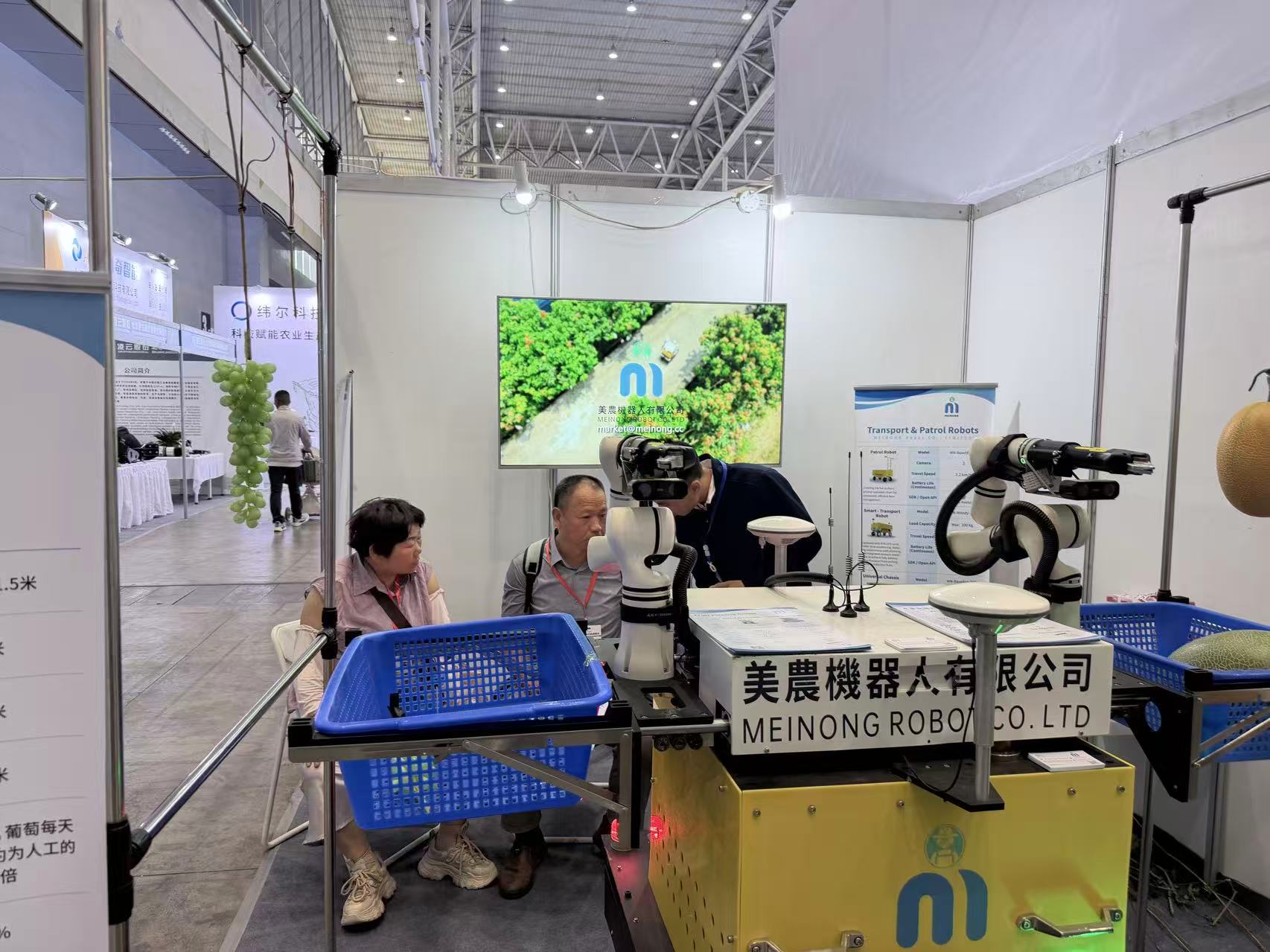 美农机器人新疆农机展展台全景