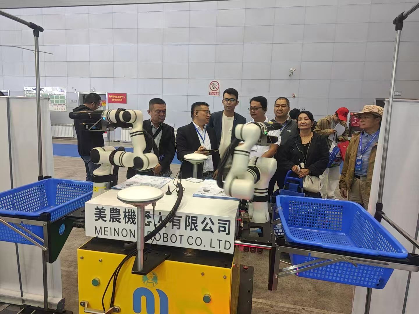 专业观众参观美农机器人展台