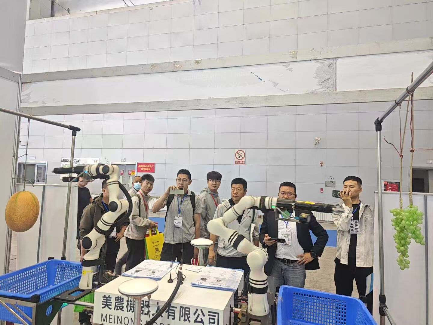 双机械臂采摘演示吸引观众拍摄